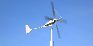 近距离的风力涡轮机与Cloudscape，绿色能源概念