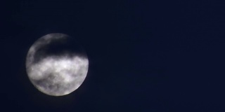 月亮在云的特写。
