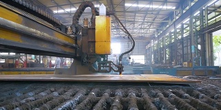 机器人手臂流水线焊接或切割铁板，实时。