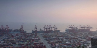 港口集装箱黎明时分的宁静景象。