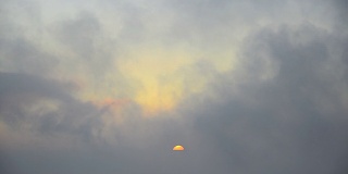 当心太阳掠过的蓬松的云彩