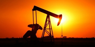 德克萨斯州西部的石油钻井平台
