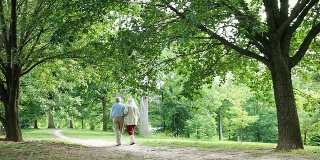老年人在公园散步