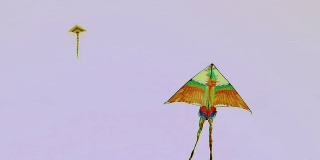 五颜六色的风筝在天空中飞翔