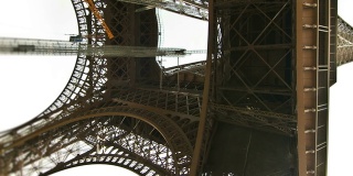 巴黎埃菲尔铁塔坠落