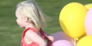 小女孩和气球一起跑