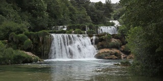 克罗地亚喀尔卡国家公园瀑布的春景
