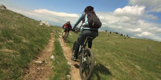 高清慢动作:山地自行车在乡村小径