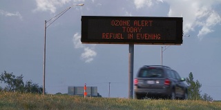 臭氧高速公路标志与汽车高清
