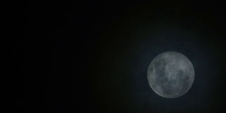 可怕的月亮与乌云过境