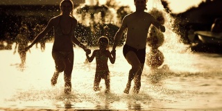 HD超级慢动作:快乐的年轻家庭在水上公园
