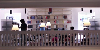 大学生在图书馆