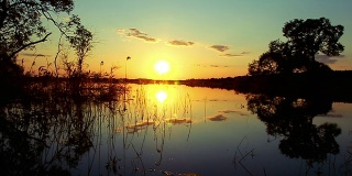 夕阳在湖面上淘金