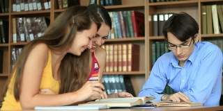 青少年在图书馆一起学习