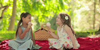 两个年轻的女孩朋友在吃冰淇淋