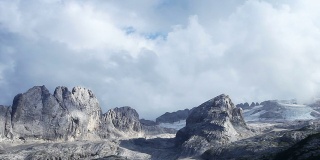 意大利阿尔卑斯山脉多云的天空