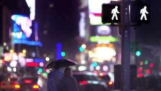时代广场漫步情侣视频素材模板下载
