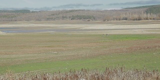 2012年炎热的夏天，乌克兰克里米亚，干涸的辛菲罗波尔水库