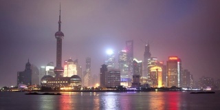 从黄昏到夜晚的上海天际线