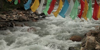 西藏白水河上的西藏经幡