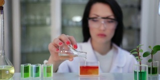 微生物学家在实验室从事液体配制工作