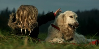 HD:可爱的小女孩和狗
