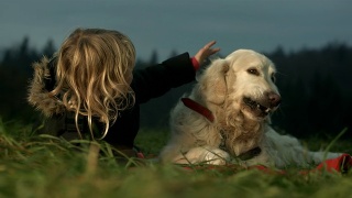 HD:可爱的小女孩和狗视频素材模板下载