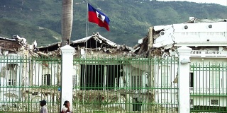 海地国旗在总统府废墟上飘扬