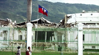 海地国旗在总统府废墟上飘扬视频素材模板下载