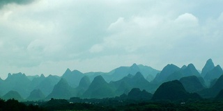 夏季的暴雨云雾渐渐淹没了群山