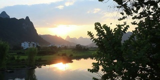 中国桂林遇龙河上的日落。