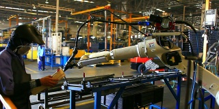 HD:仪器过程中的机械臂焊接。