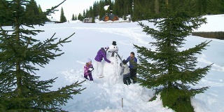 HD鹤:一家人堆雪人