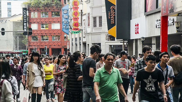 中国广州，2014年11月29日:人们在中国广州著名的购物街——北京路漫步