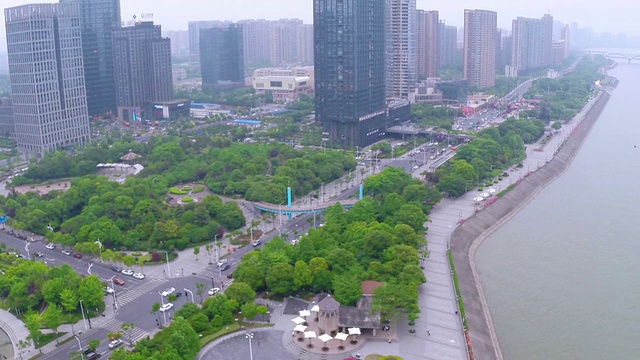 鸟瞰图的天际线和现代建筑在杭州的河岸