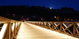 月亮升起时从圣公会桥上看到的沙皇