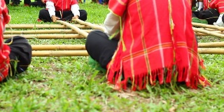用当地竹竿跳传统舞蹈