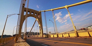 黄色金属桥。背景