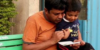 印度父子在用智能手机
