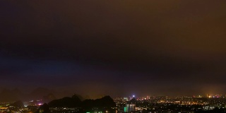 俯瞰桂林城市的夜景。
