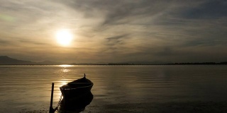 日落时湖面上的小船。