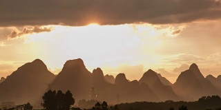 在桂林的山上，延时摄影日出。