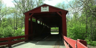 红色的廊桥。前视图。