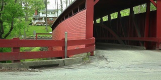 红色的廊桥。侧视图