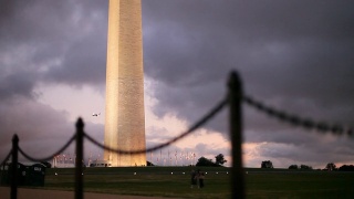 日落时分华盛顿纪念碑旁的跑步者视频素材模板下载