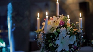 Table decoration with candles and flowers视频素材模板下载