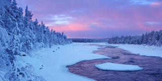 芬兰拉普兰，冬季河流急流上的日出