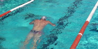 高清:男子游泳运动员转身表演的超级慢动作射门