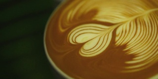 HD:拿铁艺术，咖啡师倒牛奶。
