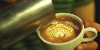 HD:拿铁艺术，咖啡师倒牛奶。